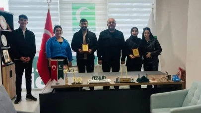 Yeşilay’dan genç liderlere onur plaketi