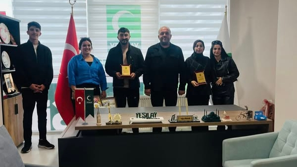 Yeşilay’dan genç liderlere onur plaketi