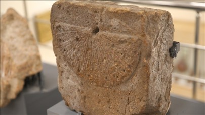 Ani'deki kazılarda bulunan yaklaşık 1000 yıllık güneş saati görücüye çıktı