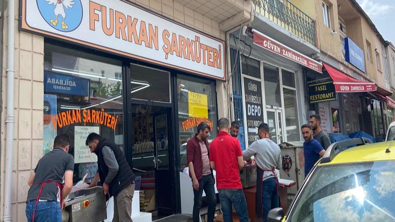 Kurbanını kesen fakirin payını unuttu: kasabın yolunu tuttu!