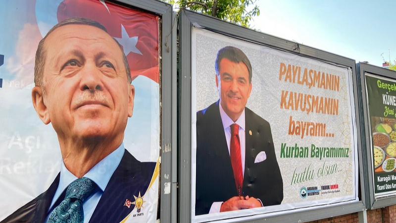 Belediye Başkanı Faruk Demir şehri kendi resimleriyle doldurdu halkın tepkisini çekti