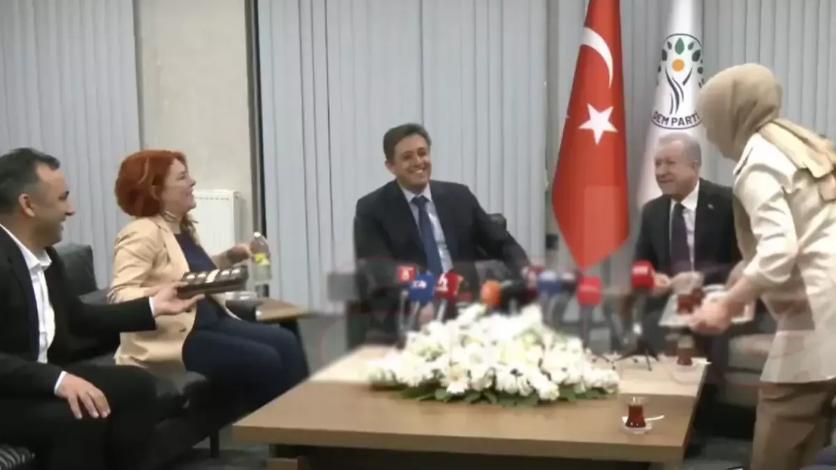 MHP-DEM Parti bayramlaşmasına damga vuran "çay" şakası