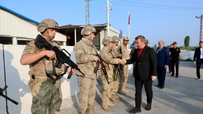 Validen görev başındaki personele bayram ziyareti