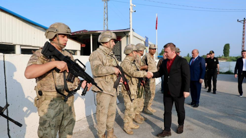Validen görev başındaki personele bayram ziyareti