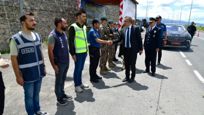 Validen görev başındaki personele bayram ziyareti