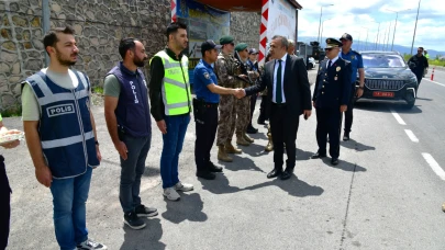 Validen görev başındaki personele bayram ziyareti