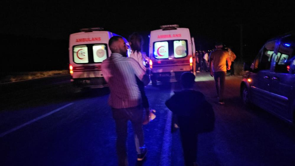 Hafif ticari araç, traktöre çarptı: 7 yaralı