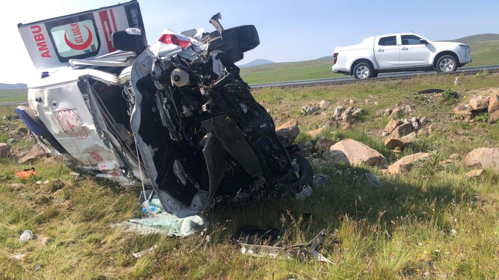 Kars’ta ambulans şarampole uçtu: 1’i doktor 4 kişi yaralandı
