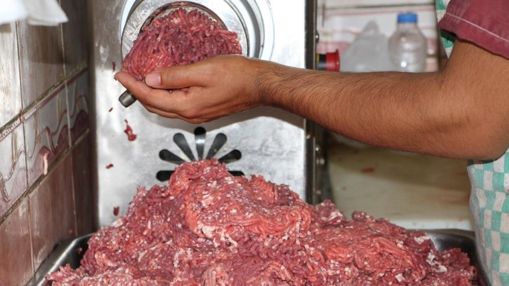 Erzincan’da kasapların kıyma mesaisi