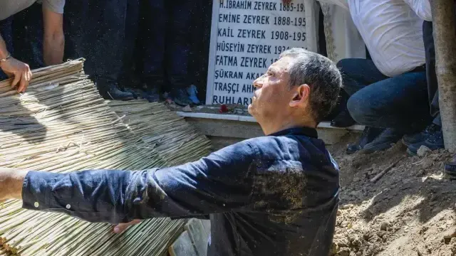 Ferdi Zeyrek'in cenazesini Özgür Özel defnetti
