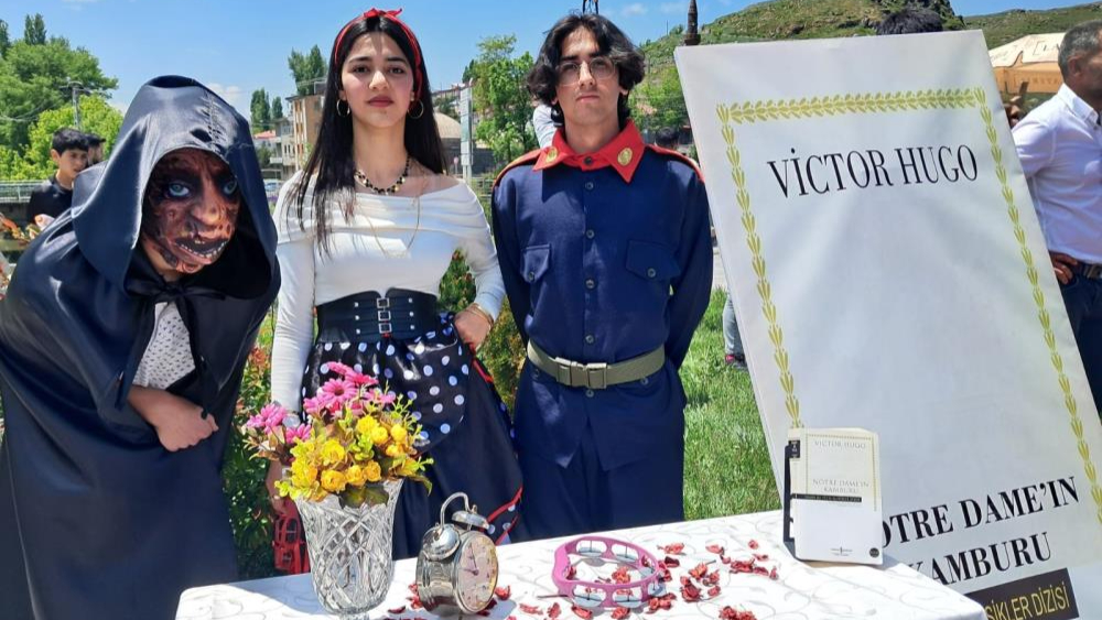 Kars'ta öğrenciler roman karakterlerini canlandırdı