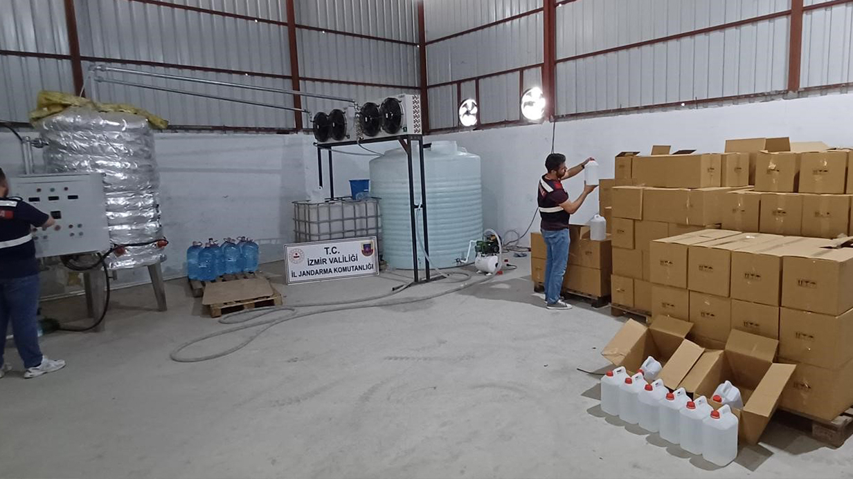 10 milyon liralık kaçak alkol operasyonu: 4 gözaltı