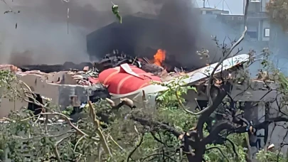 Hindistan'da yolcu uçağı yerleşim yerine düştü