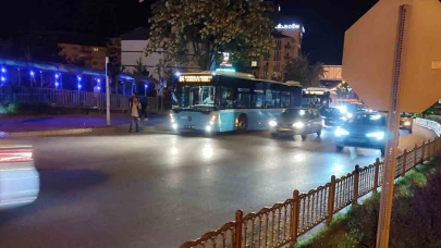 Otobüsten inen kadın yolcuya motosiklet çarptı