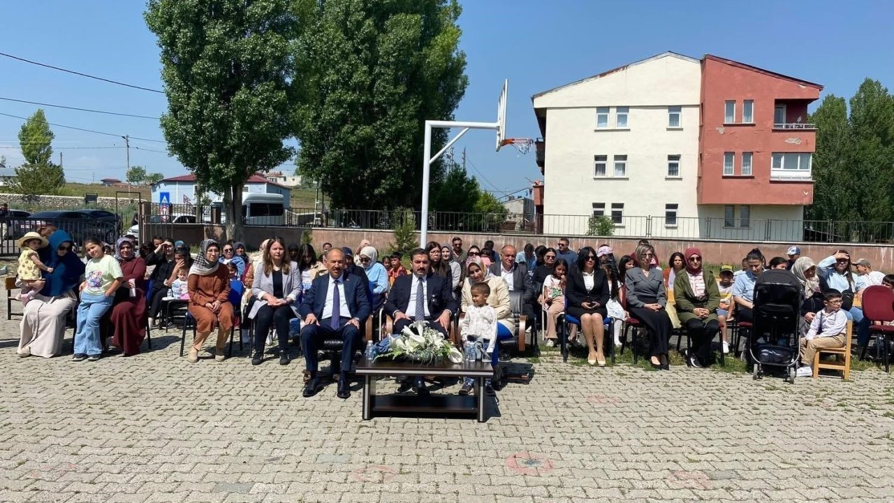 Kars’ta öğrencilerden coşkulu yılsonu şenliği