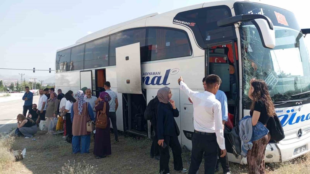 Yolcu otobüsü ile kamyonet çarpıştı: 1 yaralı