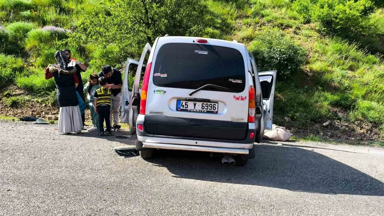 Navigasyonun yanlış yola yönlendirdiği aileyi taşıyan araç kaza yaptı: 5 yaralı