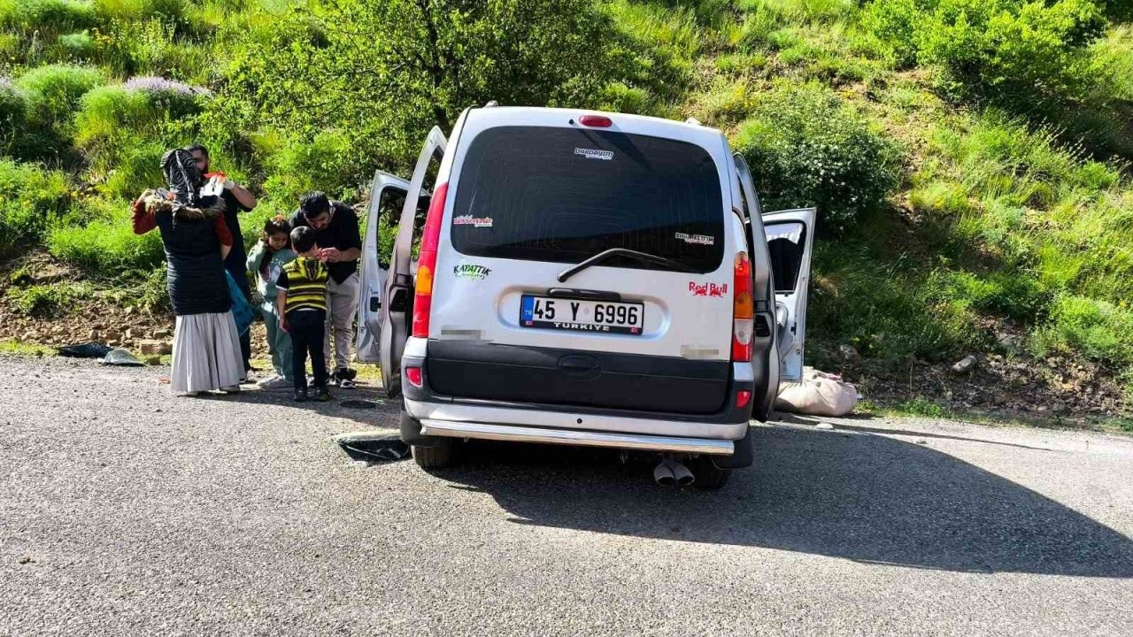 Navigasyonun yanlış yola yönlendirdiği aileyi taşıyan araç kaza yaptı: 5 yaralı