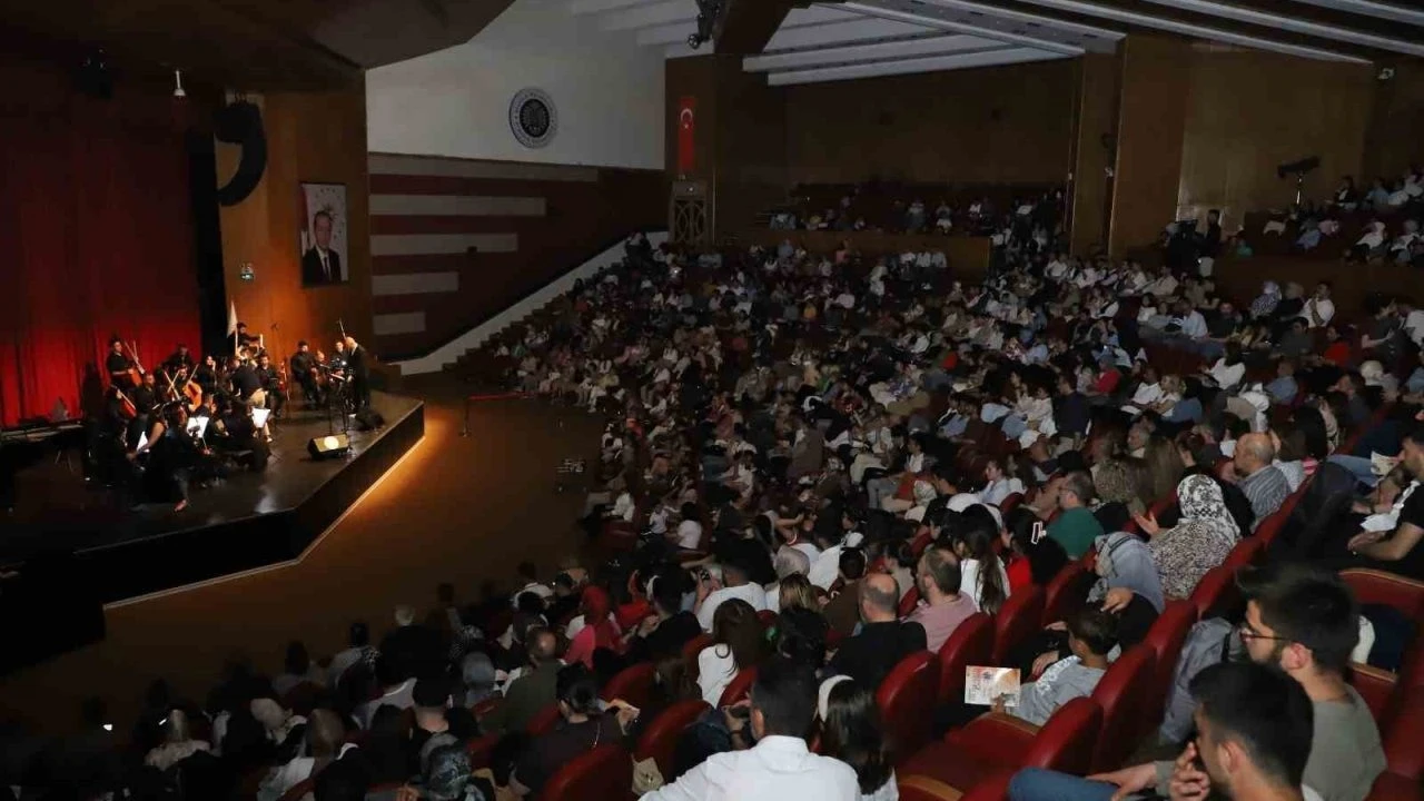 Atatürk Üniversitesi oda orkestrası ilk konseriyle sanatseverleri büyüledi