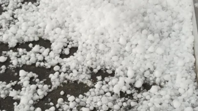 Ardahan’da dolu, araçlara ve tarım arazilerine zarar verdi