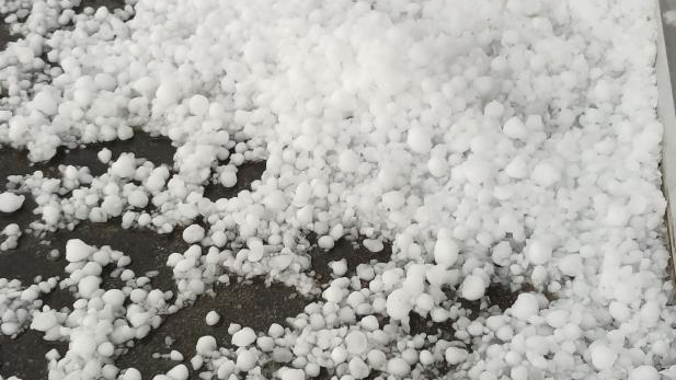 Ardahan’da dolu, araçlara ve tarım arazilerine zarar verdi