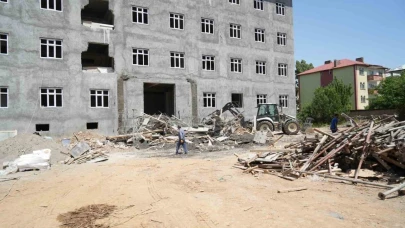 Muş’ta sundurma çöktü, 2 işçi yaralı