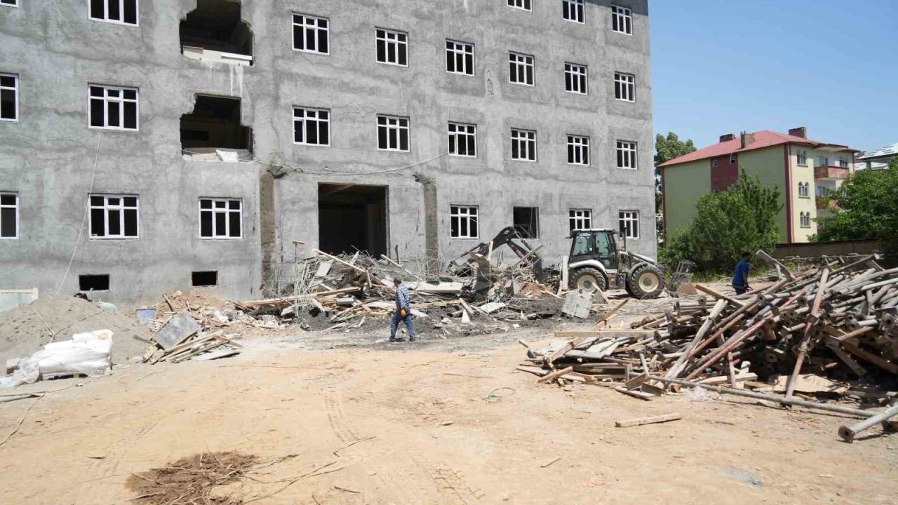 Muş’ta sundurma çöktü, 2 işçi yaralı