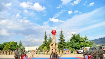 Bakan Göktaş, Tunceli’de Kıbrıs gazisiyle görüştü, jandarmanın kuruluş yıldönümüne katıldı