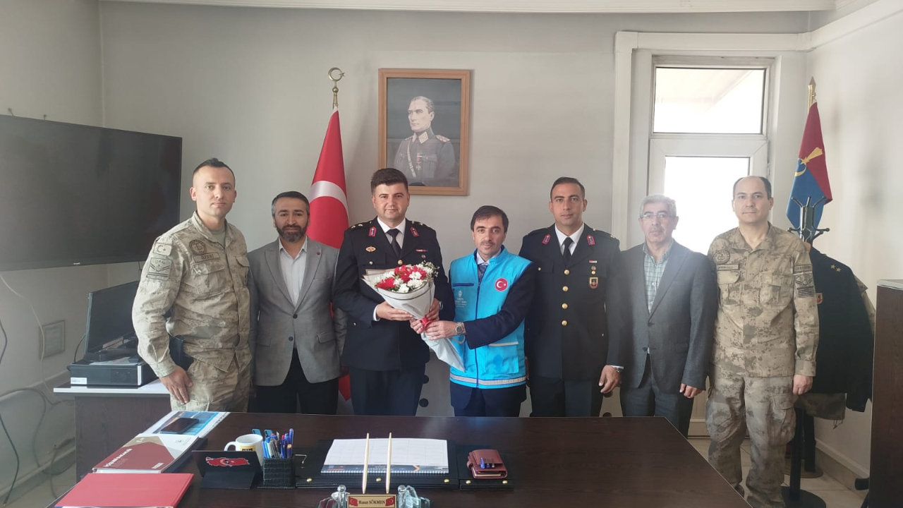 Hanak’ta şehitler dualarla anıldı, Jandarma’ya vefa gösterildi