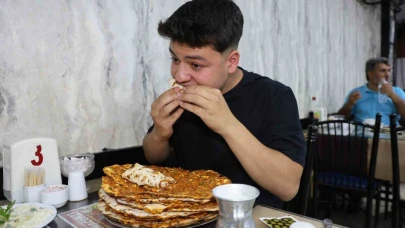 Yaşına ve kilosuna bakmadan bir oturuşta 15 lahmacun yiyor