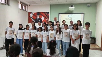 Ortaokul öğrencilerinden "Kalpten kaleme, kalemden sahneye" şiir dinletisi
