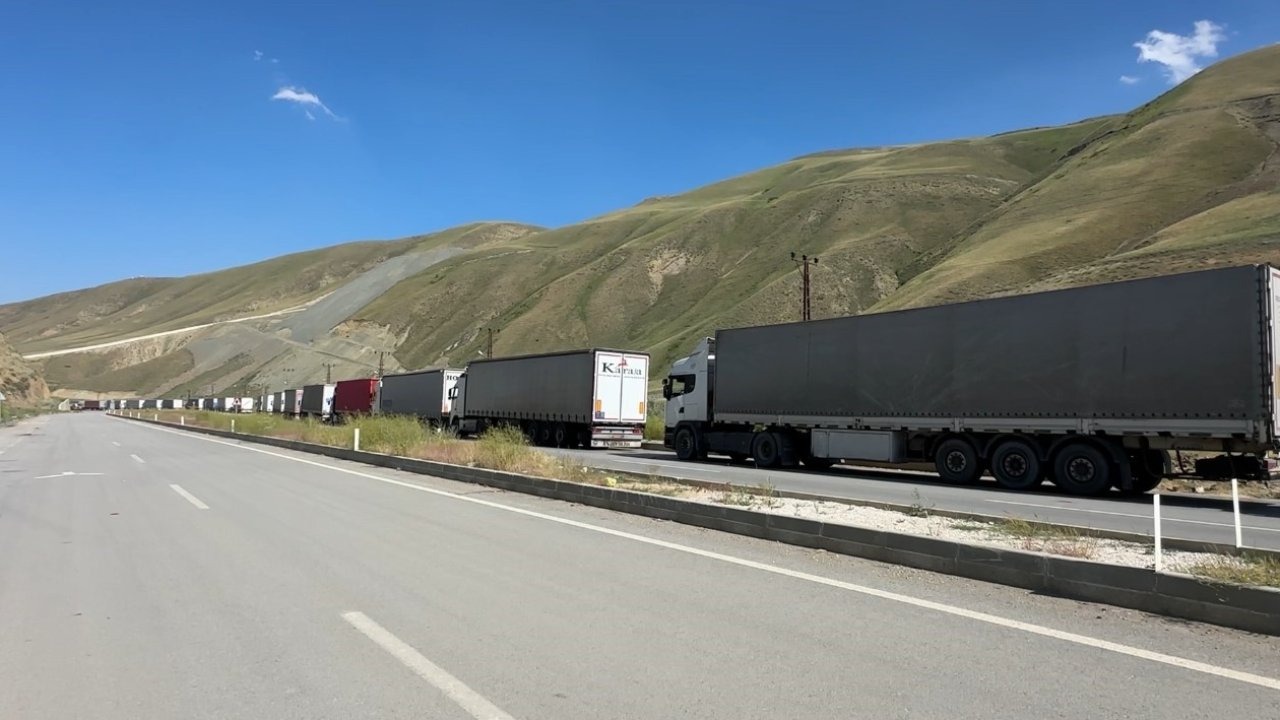 İran-İsrail gerginliği: Yüksekova Esendere Gümrük Kapısı’nda 2 kilometre tır kuyruğu oluştu