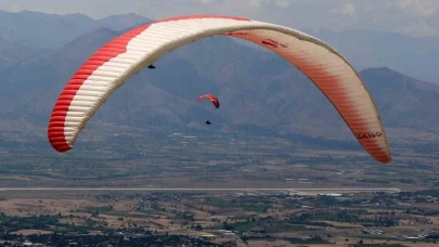 Erzincan semalarında unutulmaz evlilik teklifi: Paraşütle sürpriz!