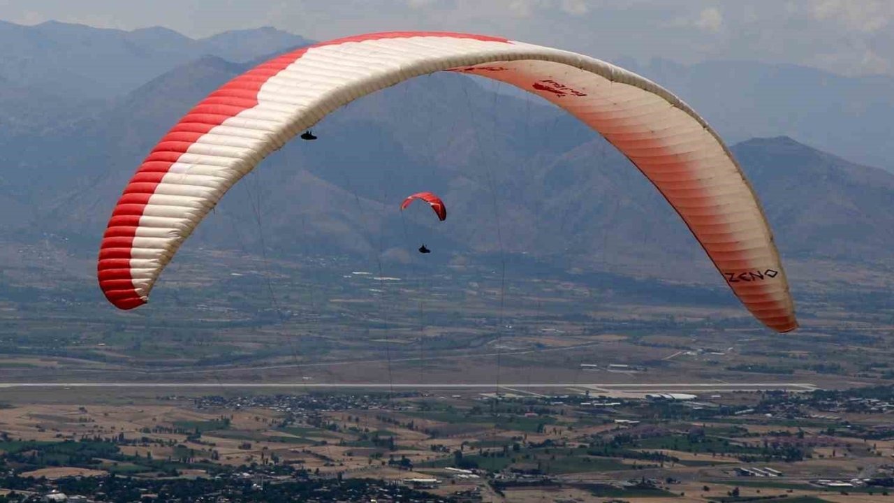 Erzincan semalarında unutulmaz evlilik teklifi: Paraşütle sürpriz!