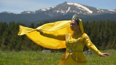 Kars’ta çiçekler arasında Kafkas Dansı, görenleri mest etti