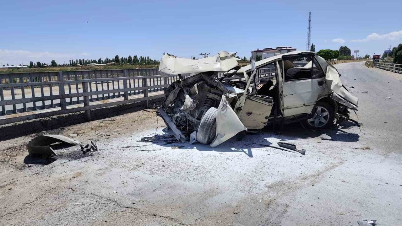 Van’da tır otomobile çarptı; 4 yaralı
