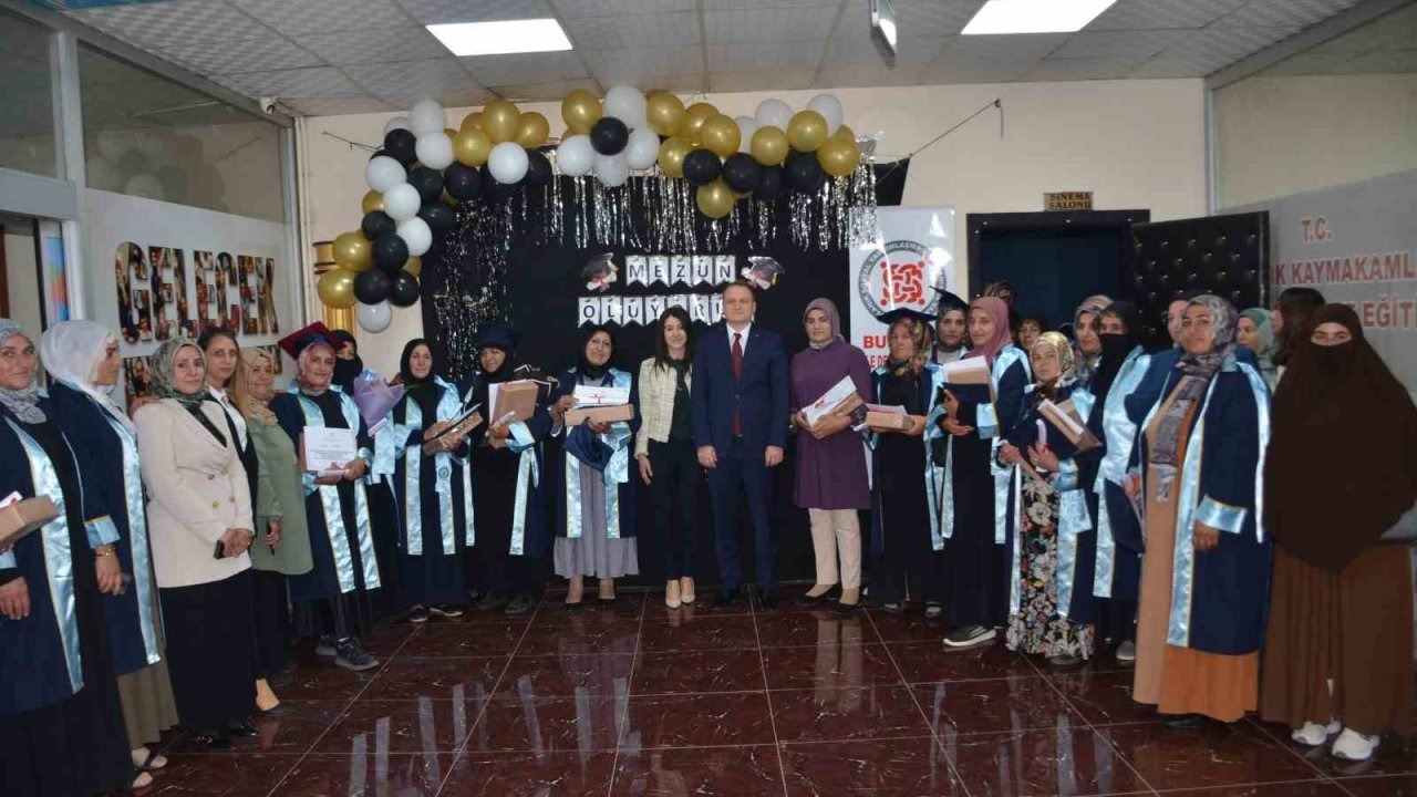 Bulanık’ta okuma yazma hayali kuran kadınlar, yıllar sonra hayallerine kavuştu