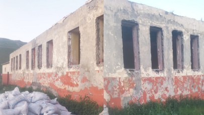 Balçeşme köyünde eski okulun çatı ve kapılarını söktüler enkazı ortada bıraktılar