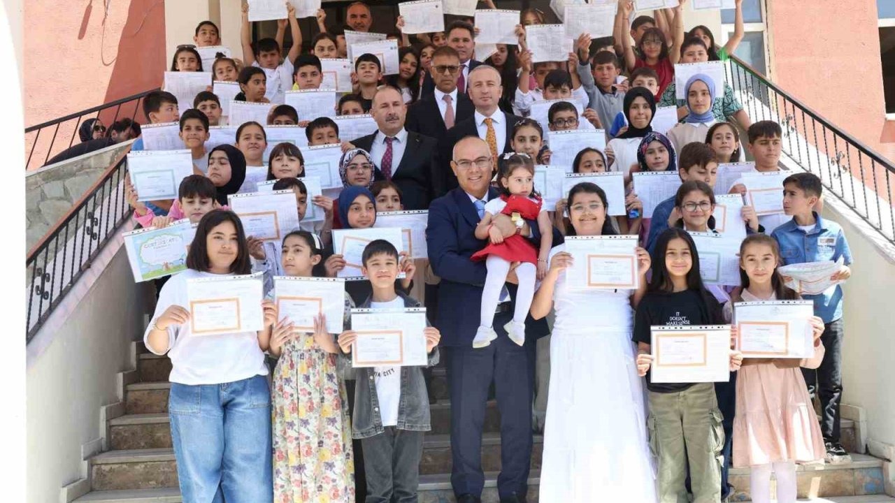 Vali Koç öğrencilerin karne heyecanına ortak oldu