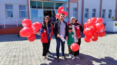Karne günü çocukların yüzü balonlarla güldü