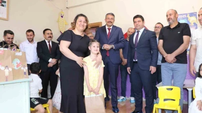 Vali Çelik, karne heyecanına ortak oldu