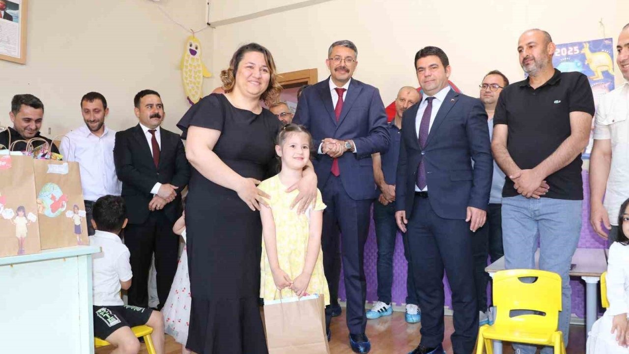 Vali Çelik, karne heyecanına ortak oldu