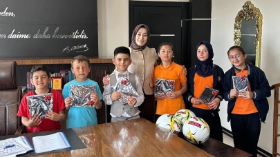 Hanak’ta öğrenciler Kaymakamlık makamında