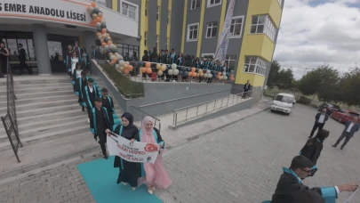“Dünya Sınıfta Kaldı” pankartı törende alkışlarla yankılandı