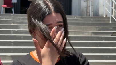 YKS çıkışı duygusal anlar: Gözyaşlarına boğulan genç kızı annesi teselli etti