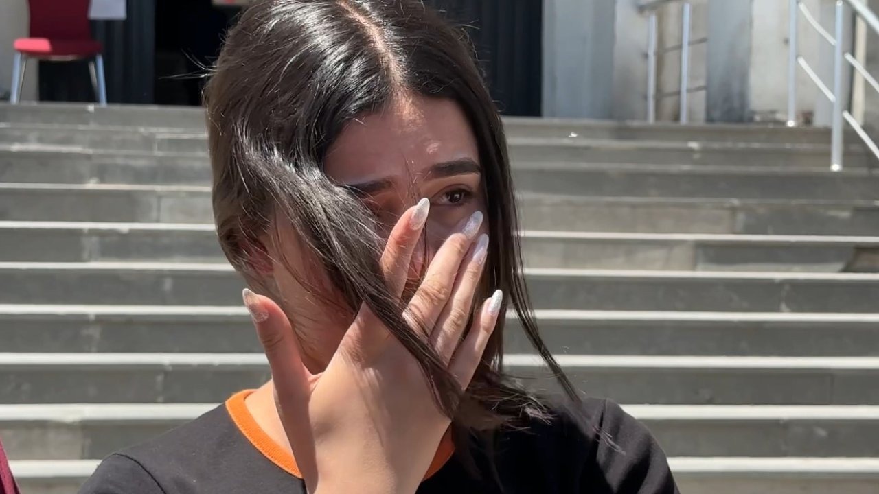 YKS çıkışı duygusal anlar: Gözyaşlarına boğulan genç kızı annesi teselli etti