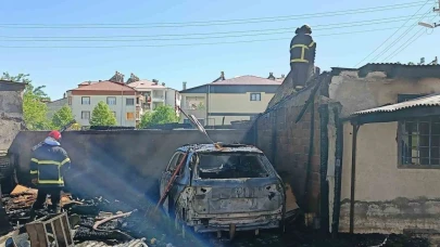 Elazığ’da korkutan yangın: Araba kullanılamaz hale geldi, odunluk kül oldu