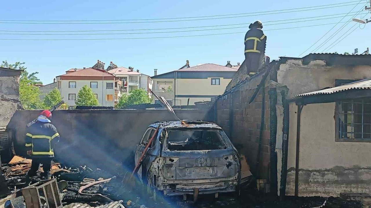 Elazığ’da korkutan yangın: Araba kullanılamaz hale geldi, odunluk kül oldu