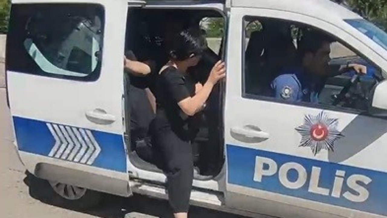 YKS ilk oturumuna geç kalan öğrencilere polis desteği