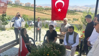 Kaymakam Dilekli’den duygusal veda: Şehit Yusuf Ataş’ın mezarı başında helallik aldı